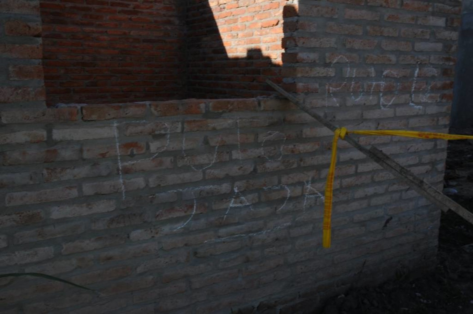 Los investigadores tratan de determinar si algunas inscripciones que aparecieron en el lugar tienen vinculación con el hecho.