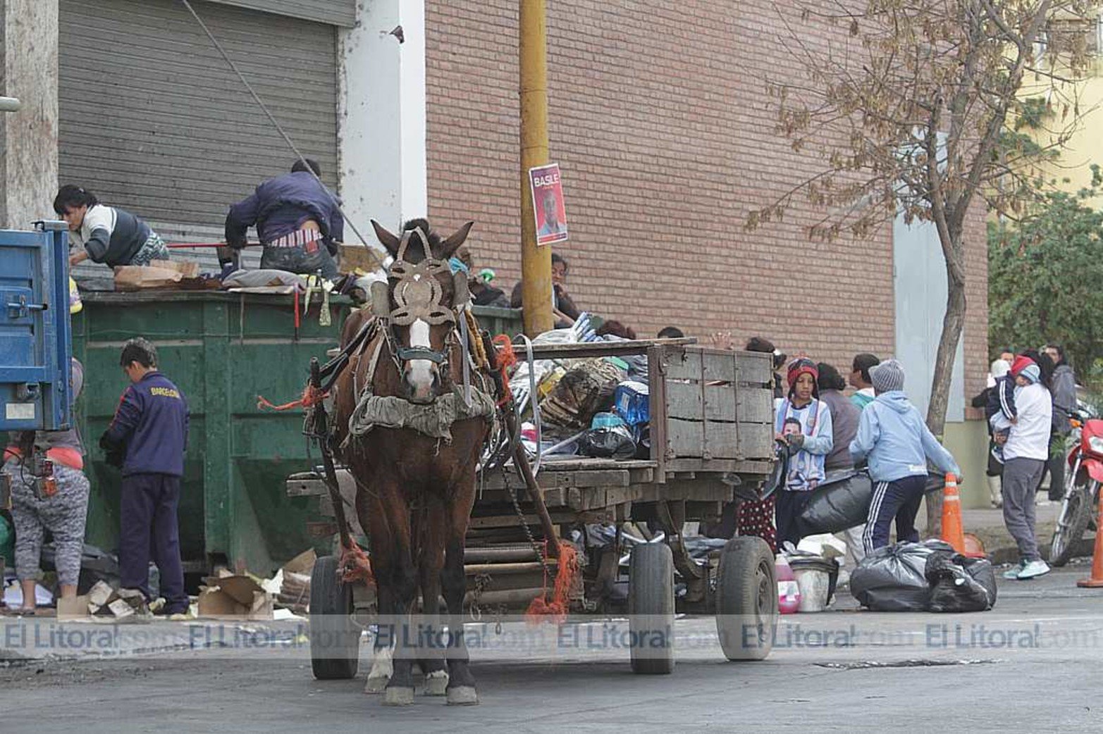 Familias ingresaron a un contenedor donde la empresa Coto tiró mercadería afectada por el incendio que la firma sufrió días atrás.