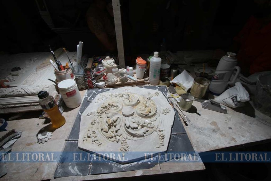 Los artesanos yeseros en la casa de la Cultura