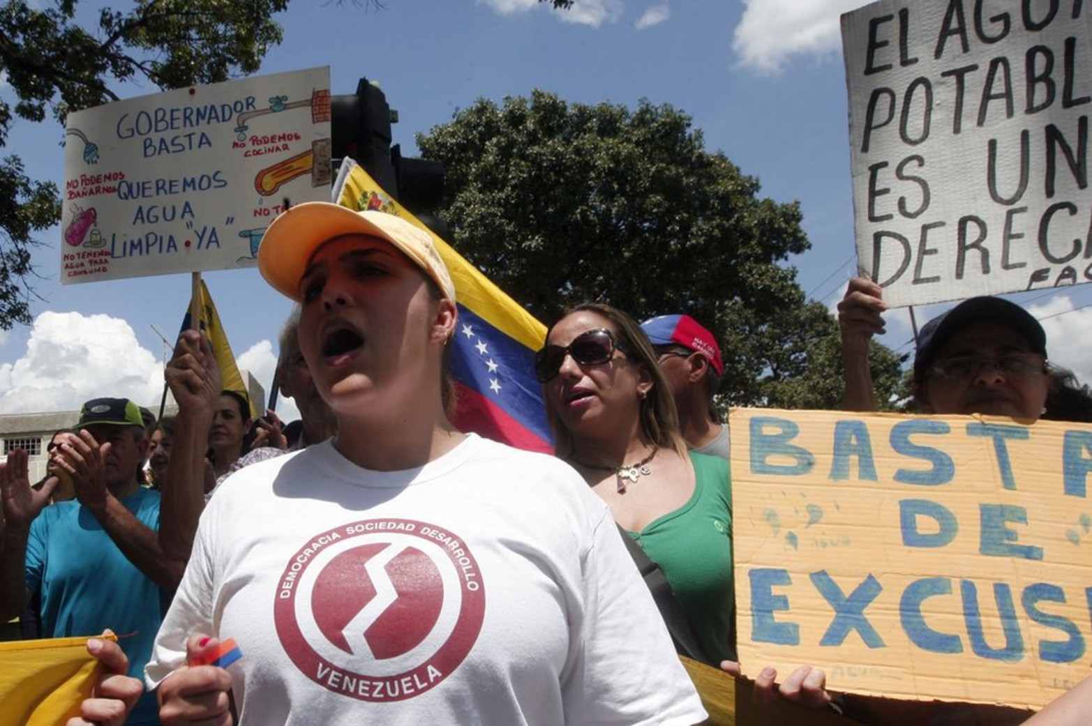 Manifestantes venezolanos protestan contra el deterioro de los servicios públicos como consecuencia de la crisis económica que asola al país.