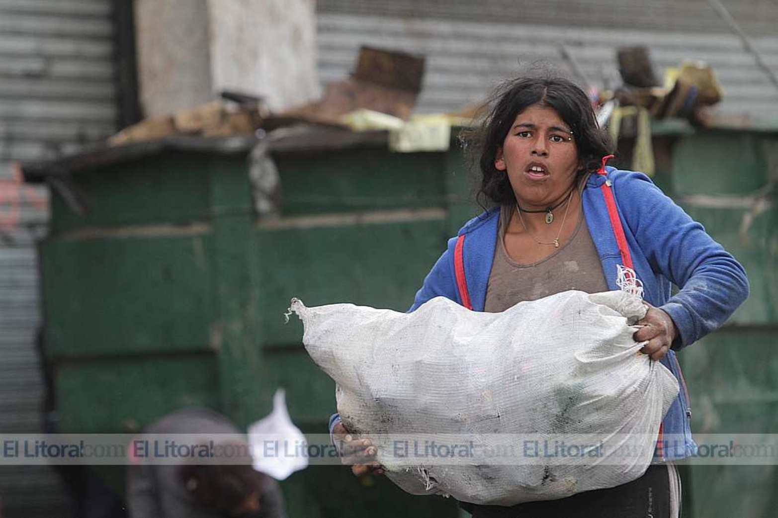Familias ingresaron a un contenedor donde la empresa Coto tiró mercadería afectada por el incendio que la firma sufrió días atrás.