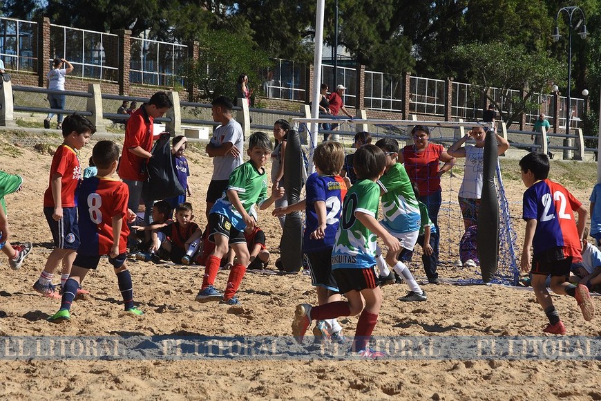 Las escuelitas de fútbol se fueron a la playa