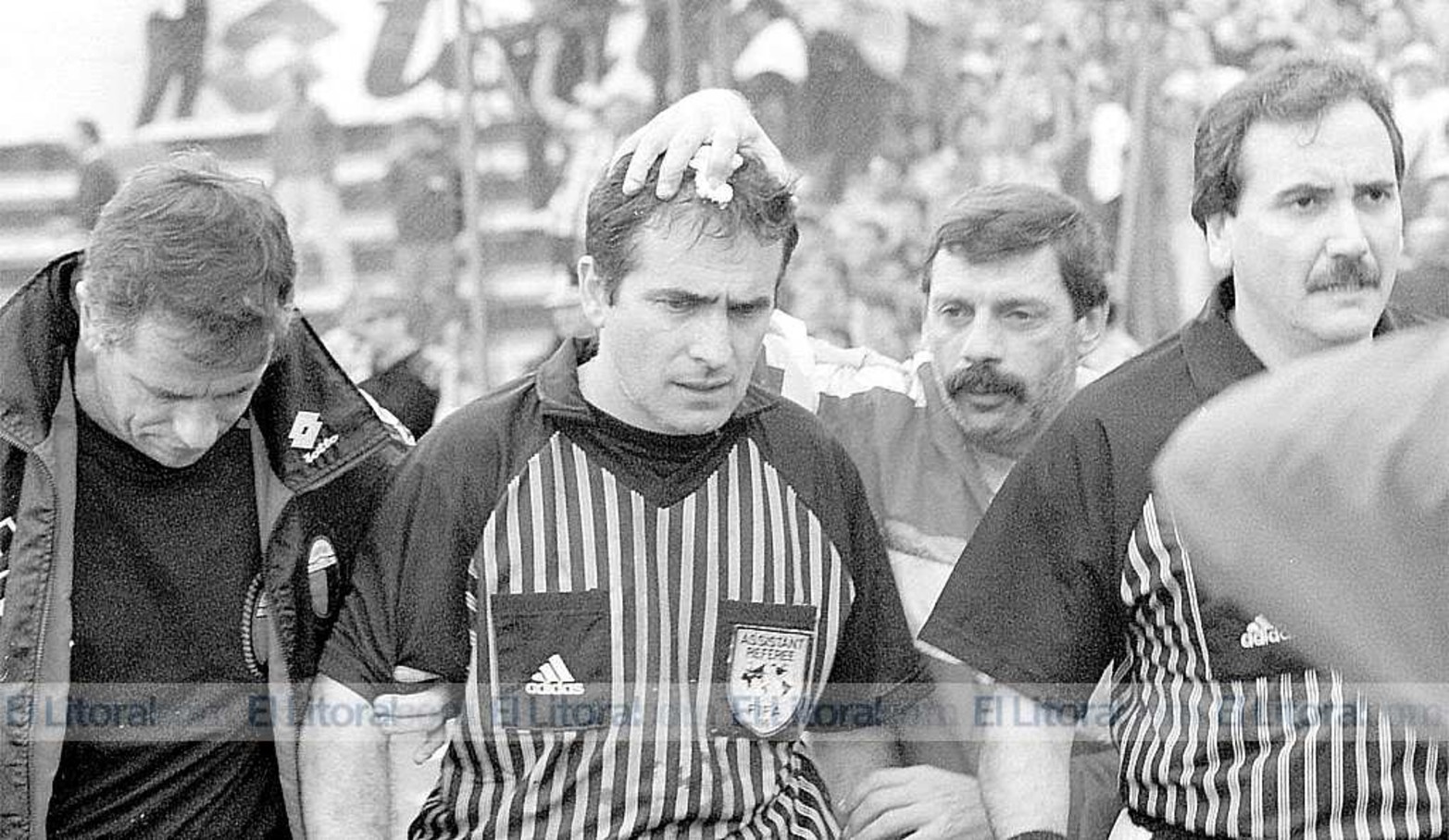 El clásico de la piedra. Así se lo recordará eternamente. Fue el 11 de abril de 1999 en el Centenario. El partido estaba igualado hasta que cayó un proyectil desde la tribuna sabalera, que impactó en el línea Barrientos. En la foto, se retira de la cancha acompañado por los doctores Vega y Battaglia.