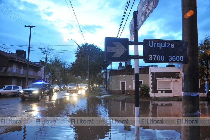Urquiza y Mariano Comas habilitaron el tránsito pero se inundó