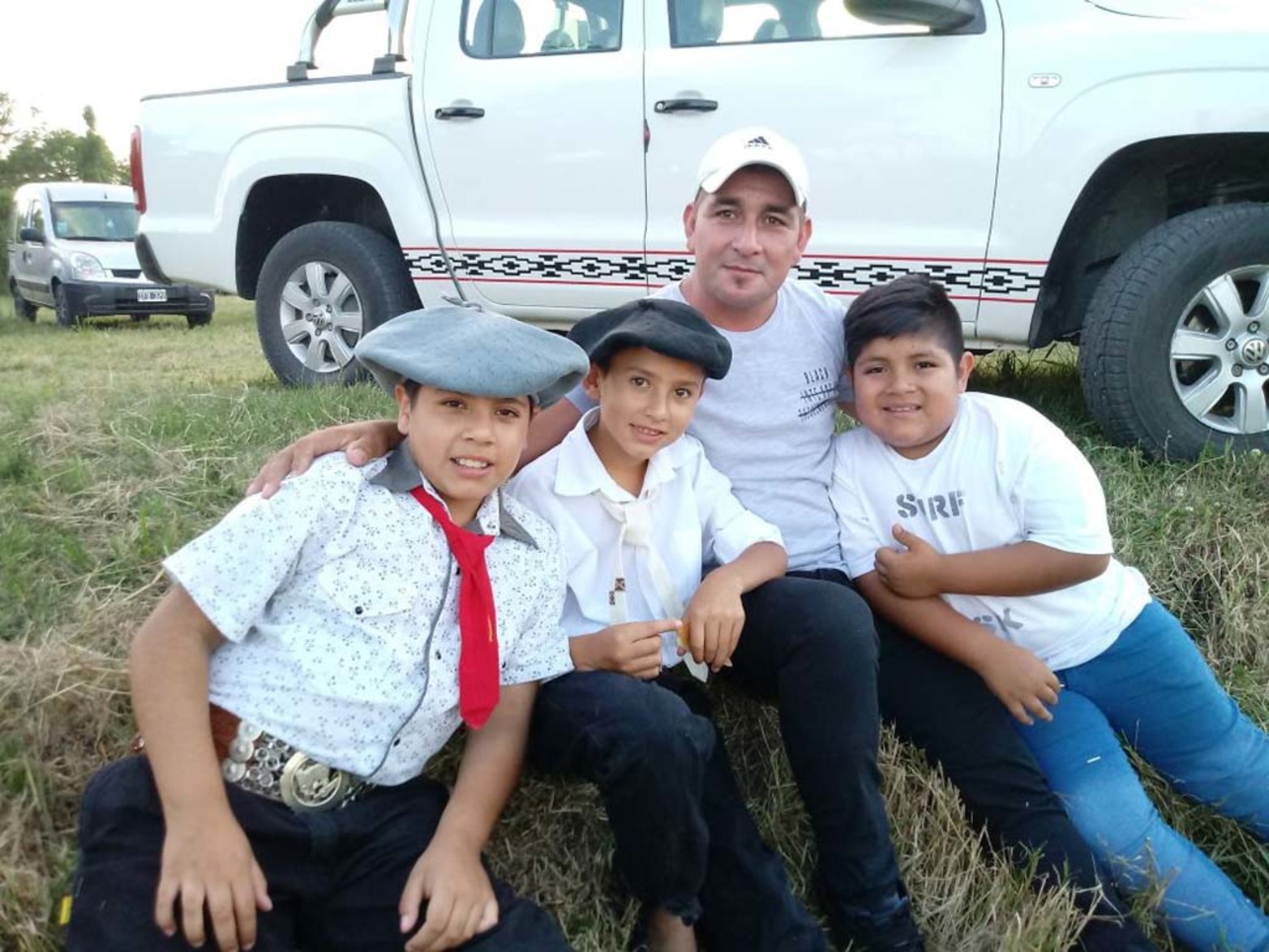 De Monte Vera. Thiago, Jonás, Néstor y Mariano se acomodaron en el pasto para disfrutar la velada.