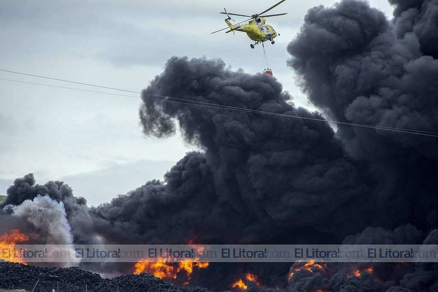 Incendio en el mayor depósito de neumáticos de Europa
