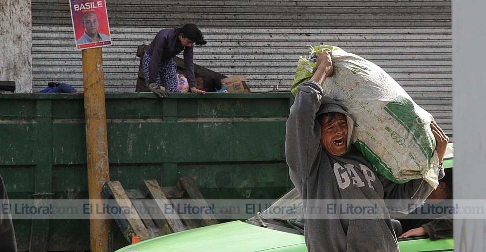 Familias ingresaron a un contenedor donde la empresa Coto tiró mercadería afectada por el incendio que la firma sufrió días atrás.