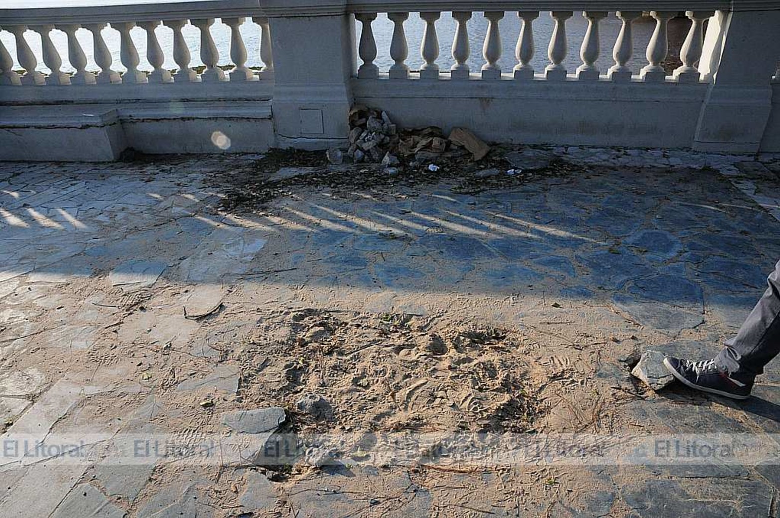 Estudios. Hace 15 días, una cuadrilla realizó mediciones en el suelo, pero dejaron los escombros y no volvieron a colocar las lajas.