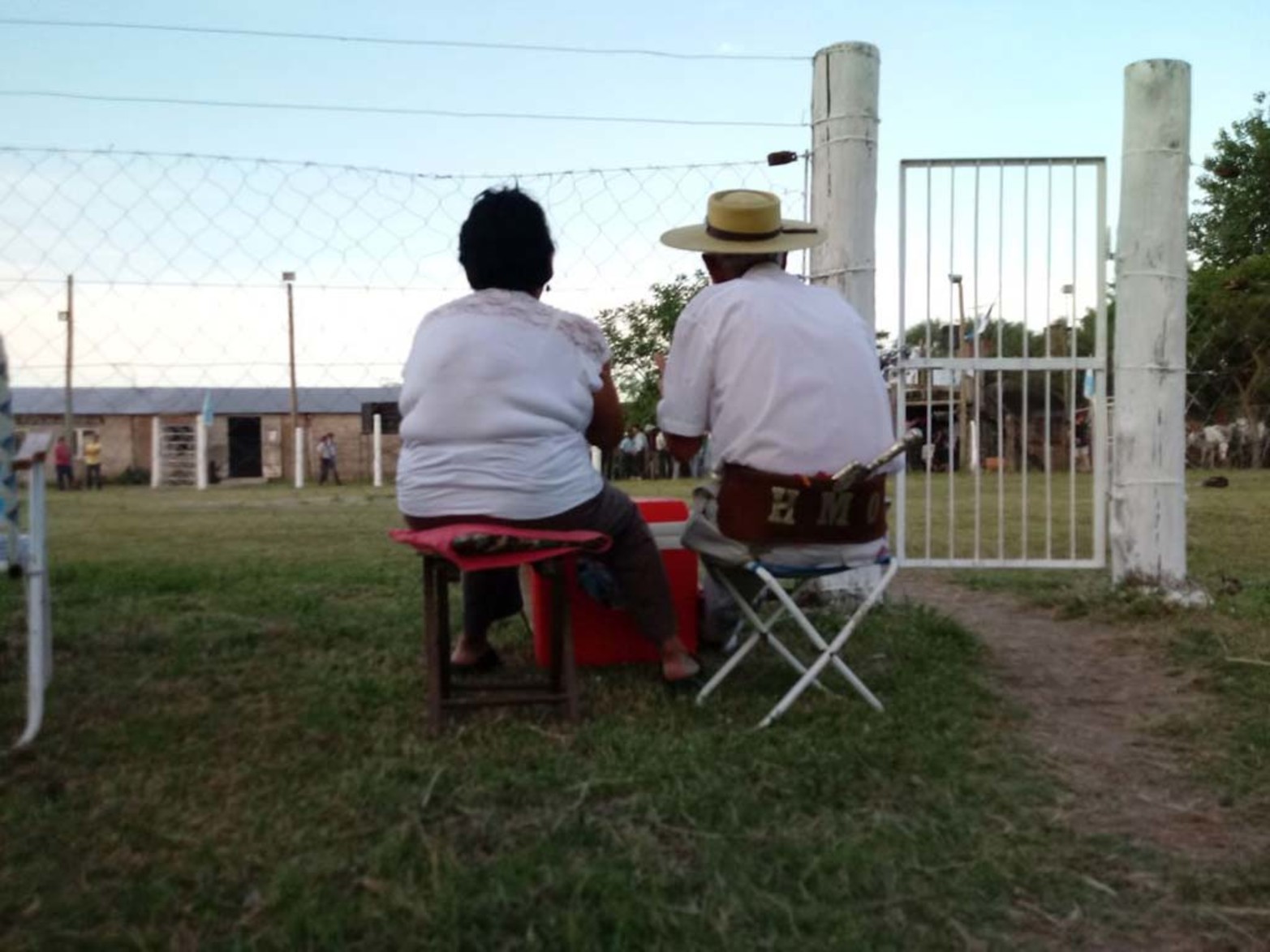 Con la patrona. El paisano y su señora disfrutaron con mate y torta frita la previa de la jineteada.
