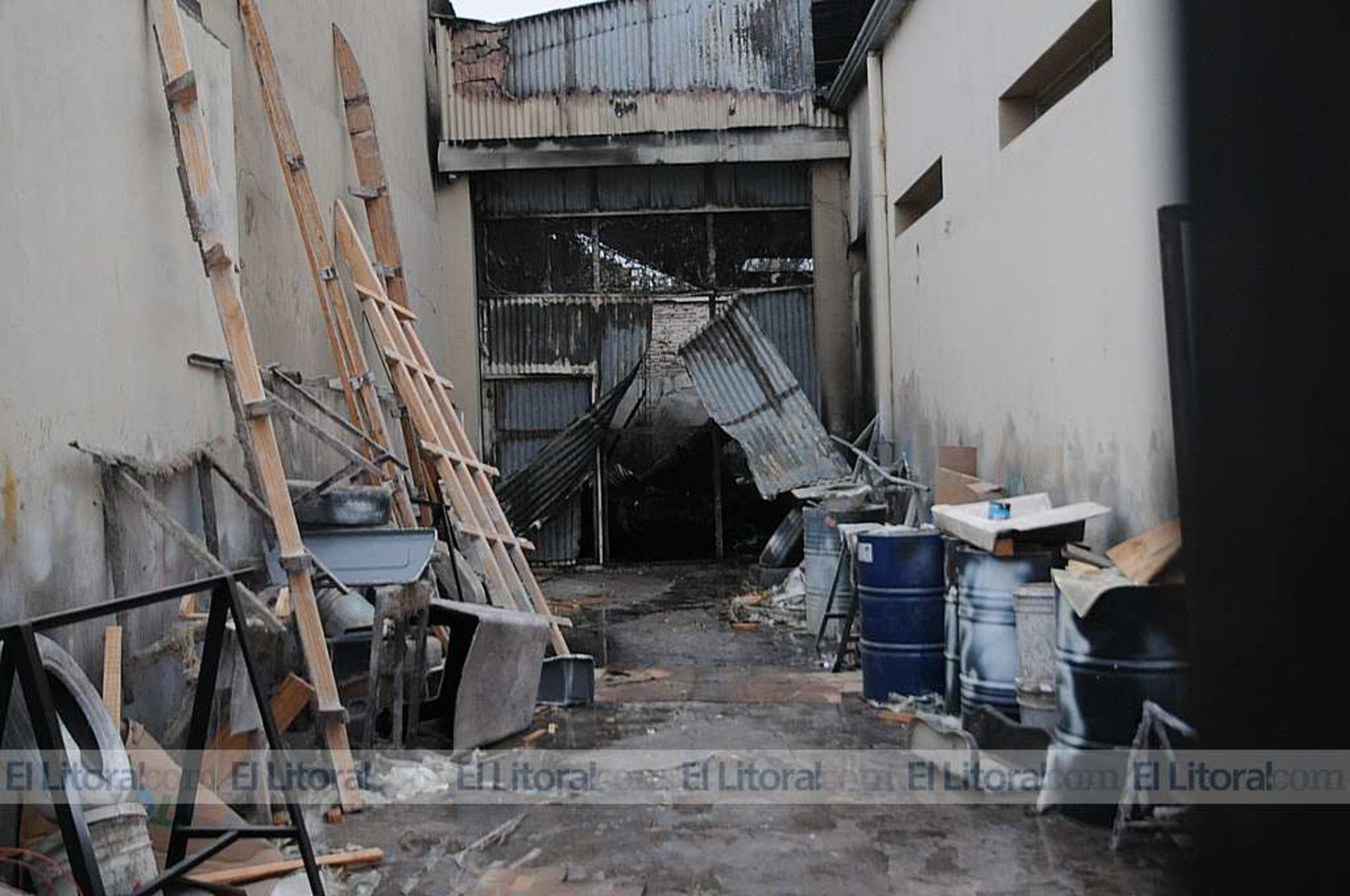 Bomberos realizaron esta mañana una inspección en el taller del astillero para evaluar daños en la estructura