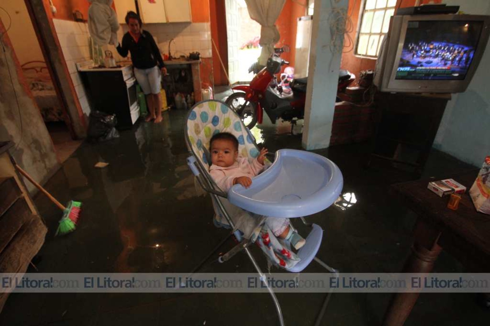 Barrio Centenario esquina de Nicolás Rodríguez Peña y Colón. Vecinos argumentan que con la construcción de la casa bomba Nº 0 el agua no corre hacía barrio Chalet.