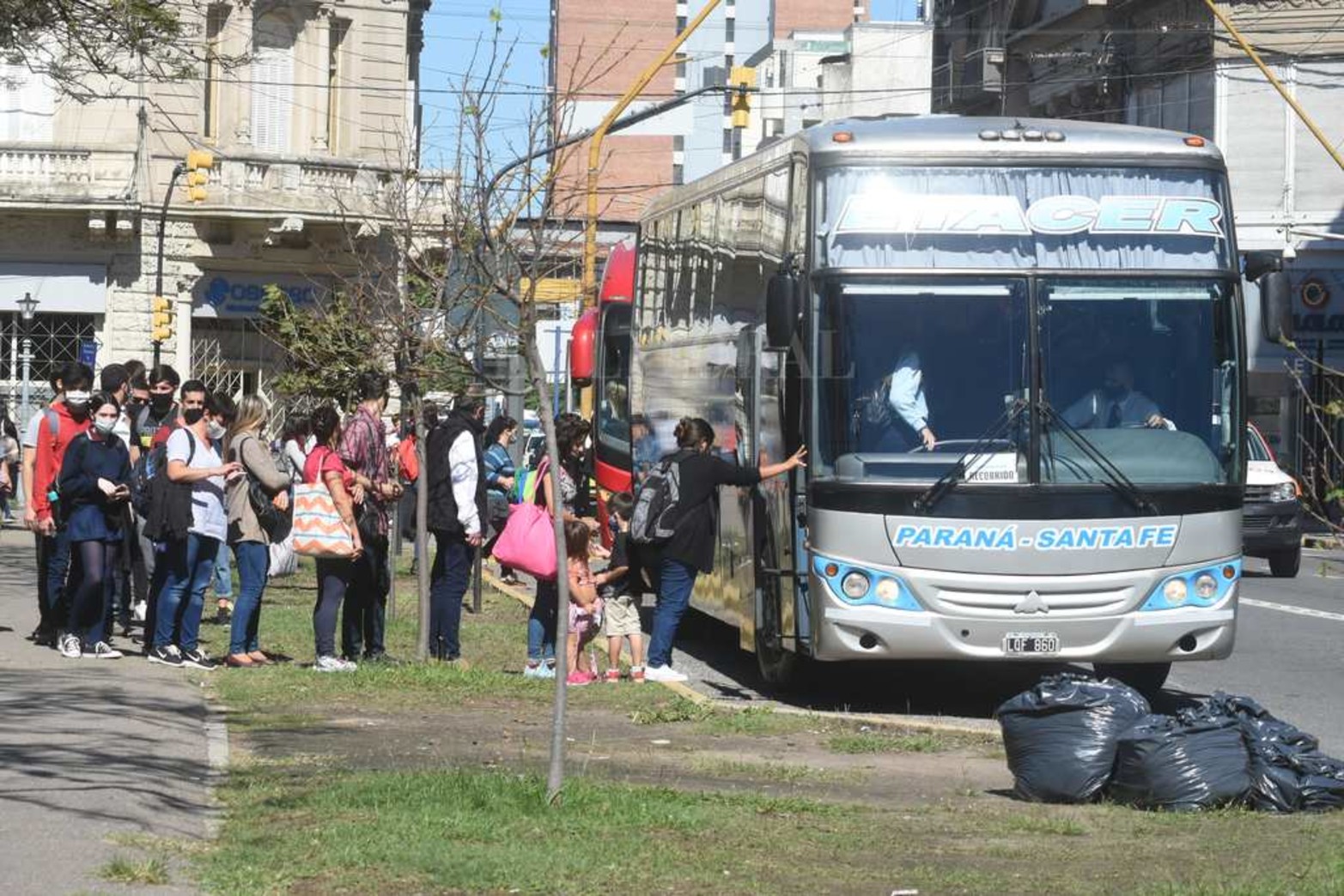 "Traslado" de la terminal. Plaza España sobre calle Rivadavia pasó a ser el lugar elegido para cargar pasajeros de las cortas distancias (Laguna Paiva, Paraná y localidades de la costa por Ruta 1)