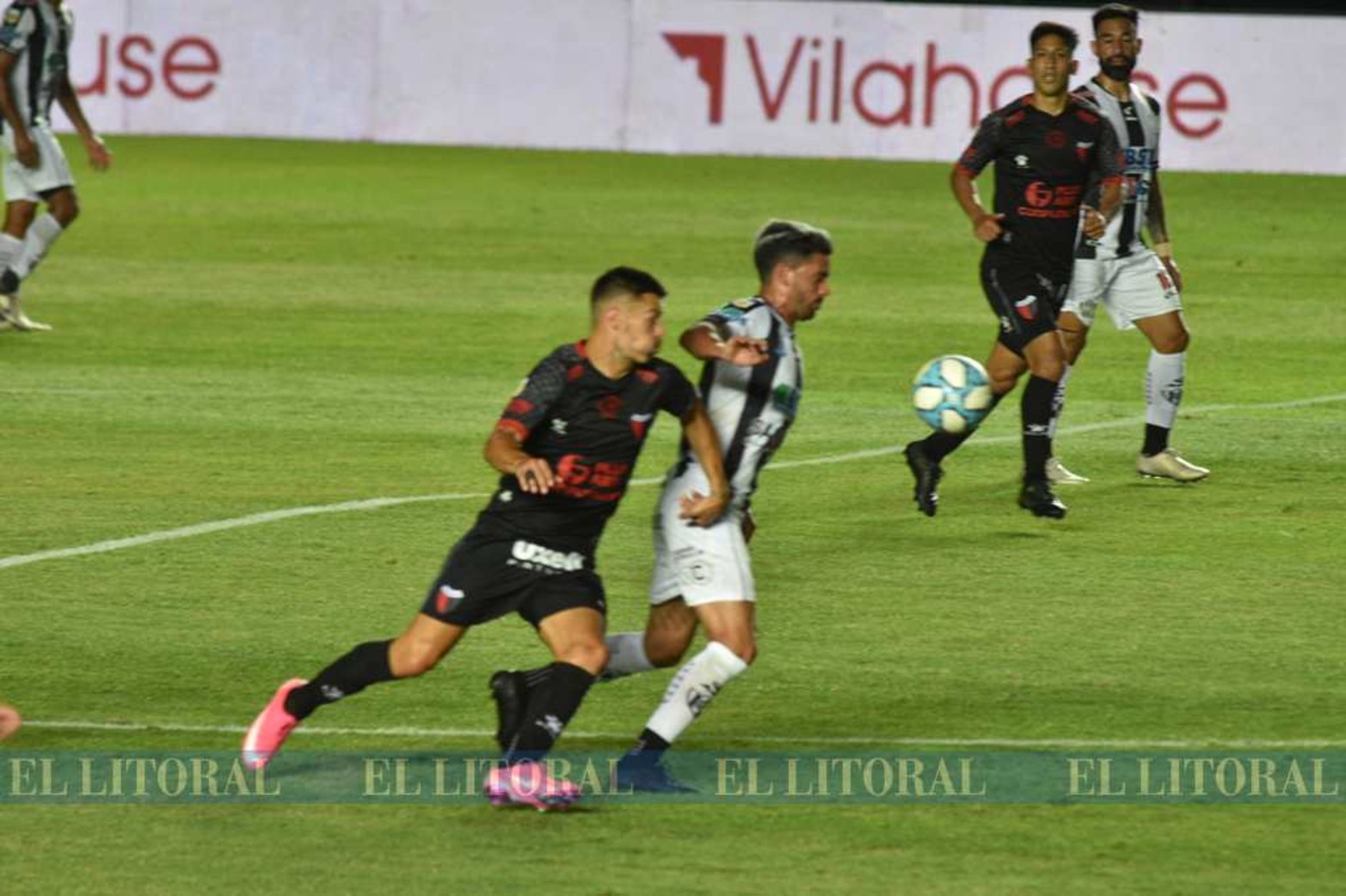 Escenas del encuentro entre Colón y Central Córdoba de Santiago del Estero.