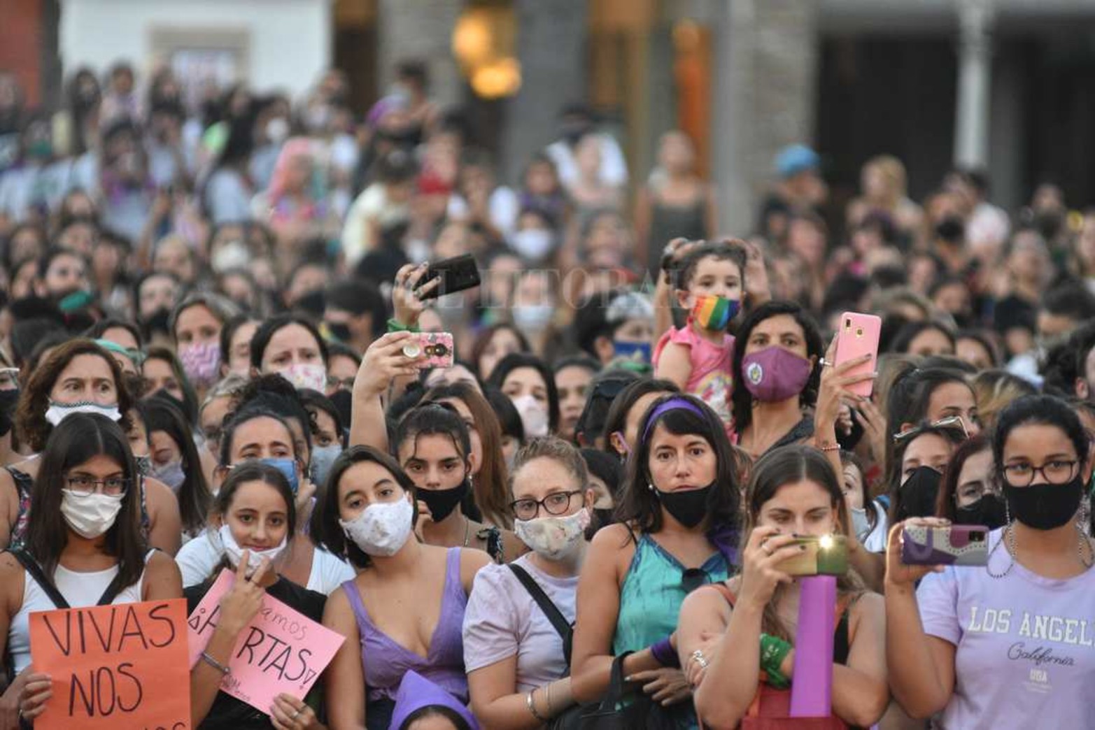 Mujeres e integrantes de colectivos disidentes se manifestaron este lunes por la tarde -en sintonía con las actividades organizadas en todo el país- en una multitudinaria marcha desde el Puente Colgante hasta la Plaza 25 de Mayo.