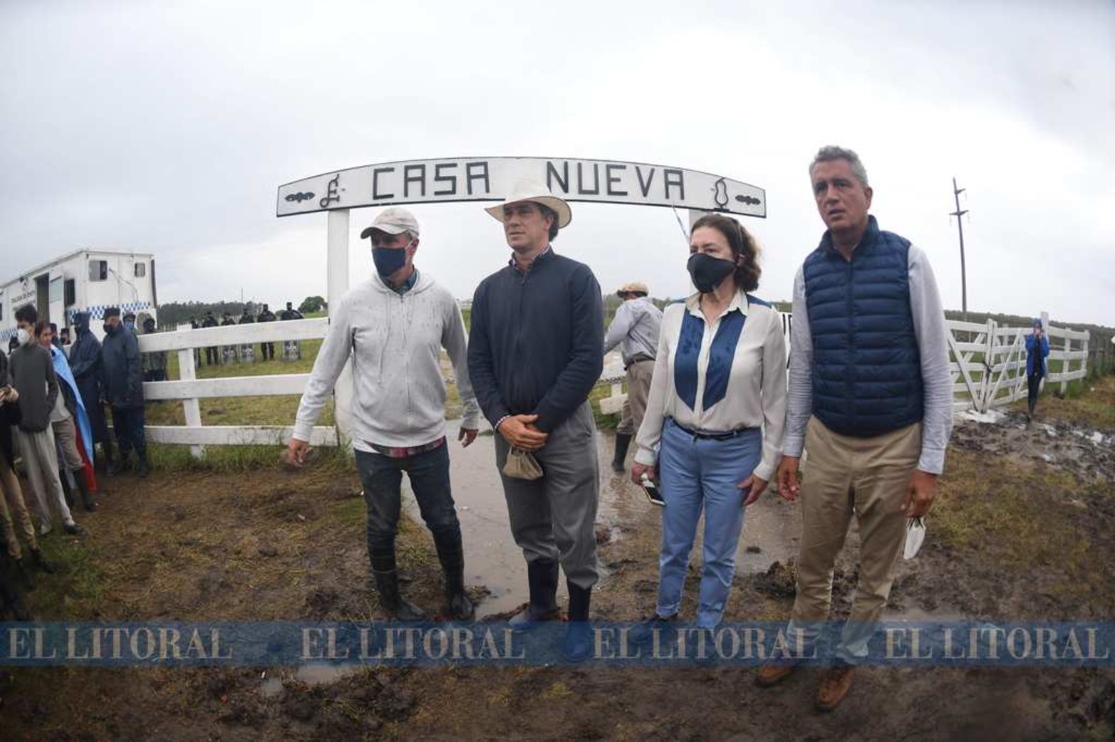 En el ingreso a la estancia, cerca de Santa Elena, estuvo ayer la madre Leonor junto a sus tres hijos varones.