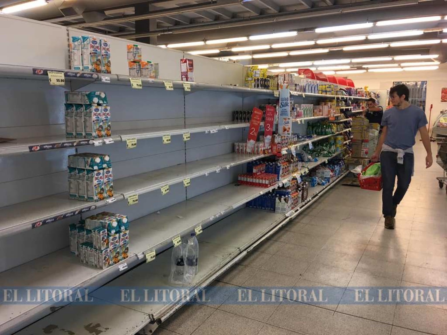 Góndolas vacías. En algunos supermercados de cercanía comenzó a faltar mercadería.