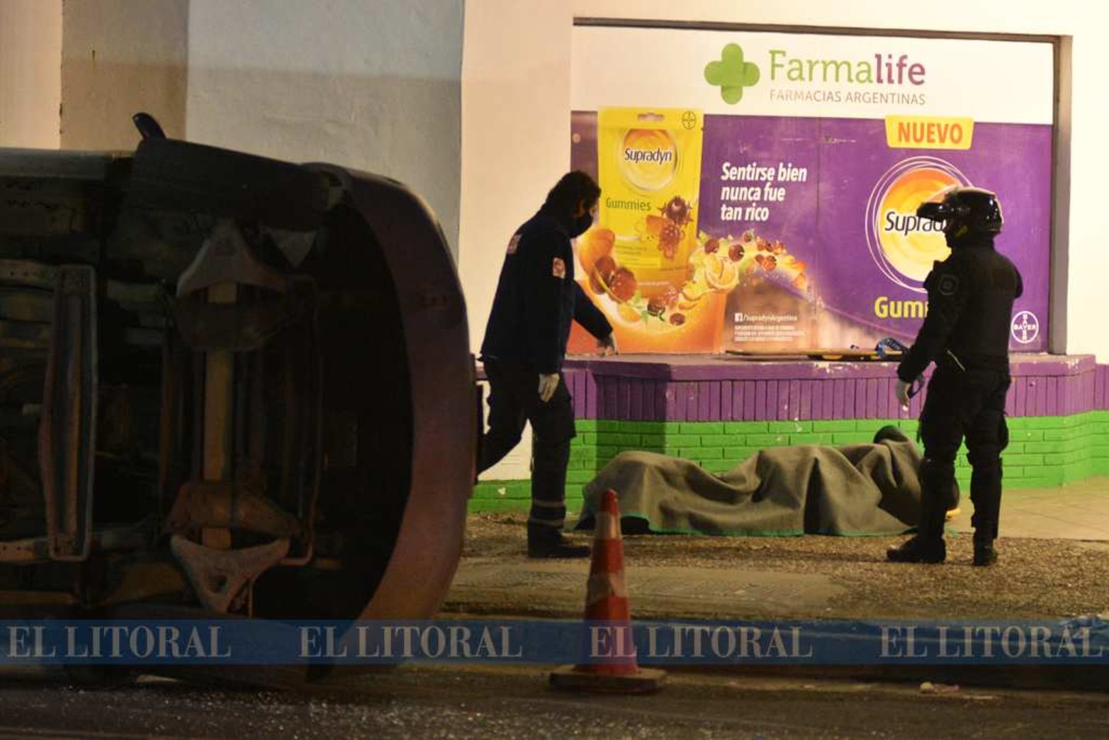 La ambulancia del Cobem corrió con un lateral unos 15 metros. Los cuatro ocupantes del servicio médico están solo con golpes. La conductora del auto no sufrió ningún daño.