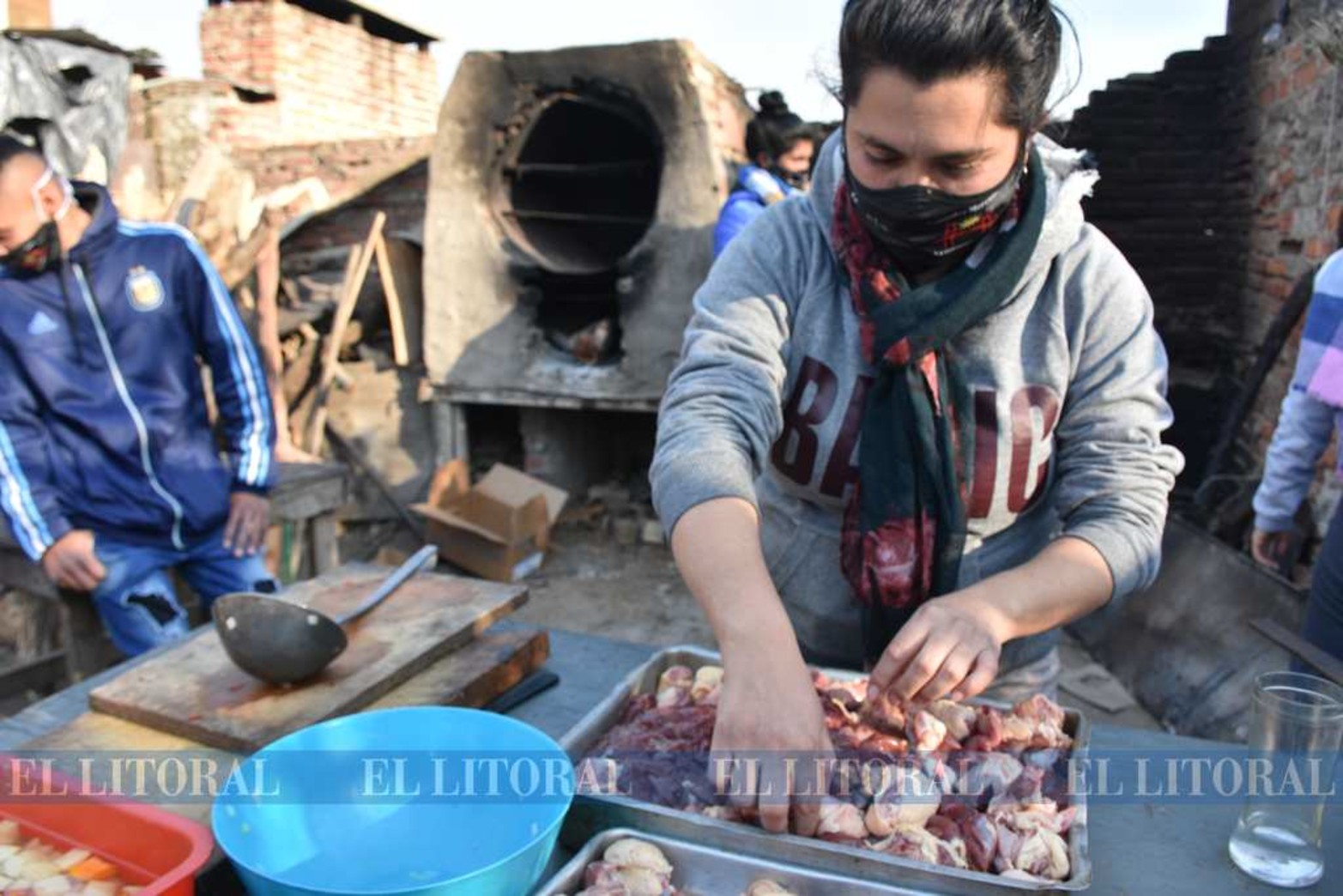 El comedor y merendero tuvo su génesis poco tiempo después de iniciado la cuarentena en marzo pasado. Actualmente 250 personas reciben la cena de lunes a viernes y el desayuno los sábados.
