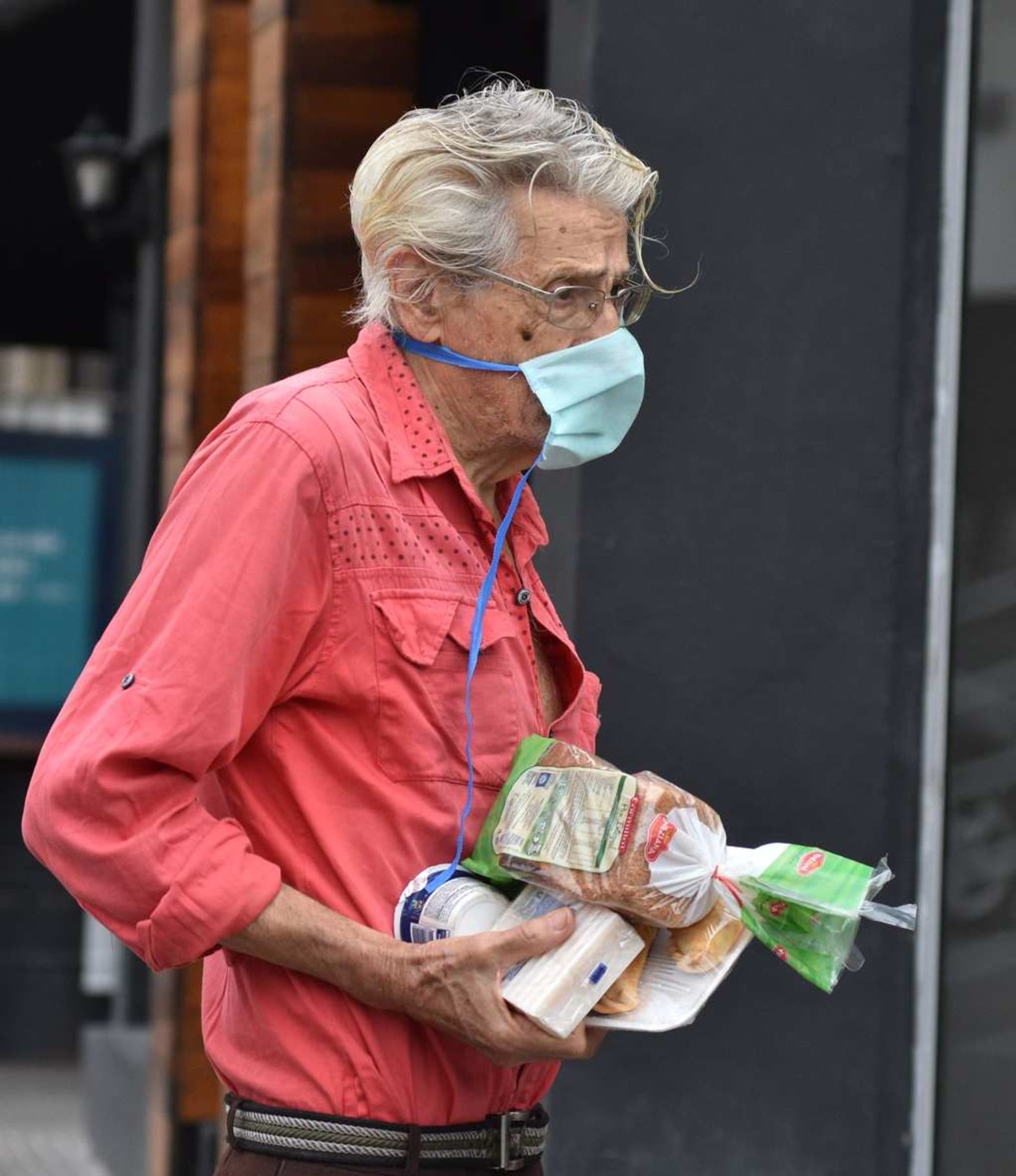 Abasteciendo. Las personas mayores tendrán que pasar un invierno distinto por prevención.