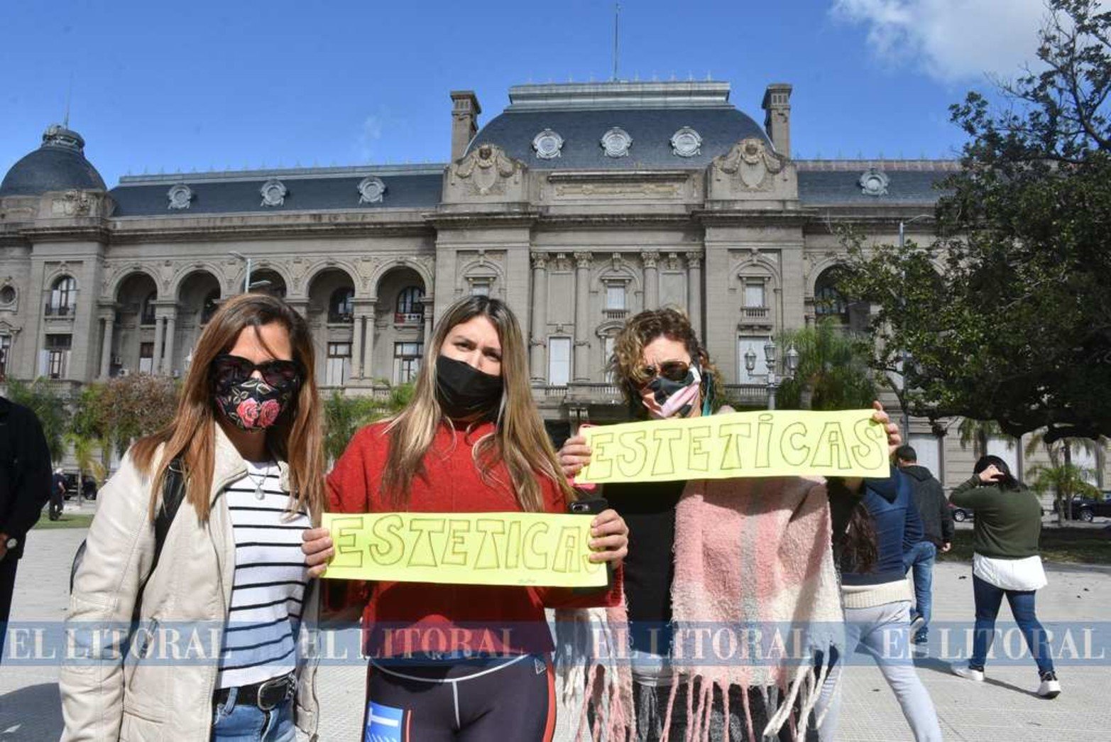 Crítica situación. Comerciantes y empresarios locales se autoconvocaron frente a la casa de Gobierno hoy a mediodía.