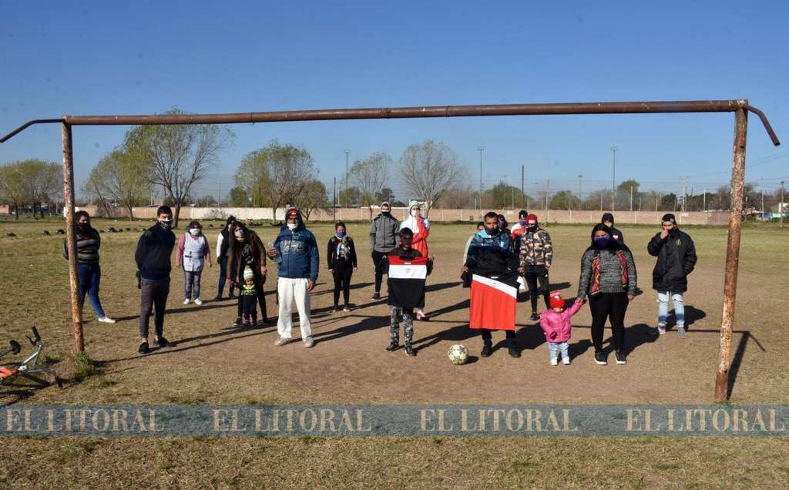 El club Deportivo Gambeta dejó la cancha en pandemia. Ahora los vecinos solidarios trabajan en un merendero y olla popular tres veces a la semana.