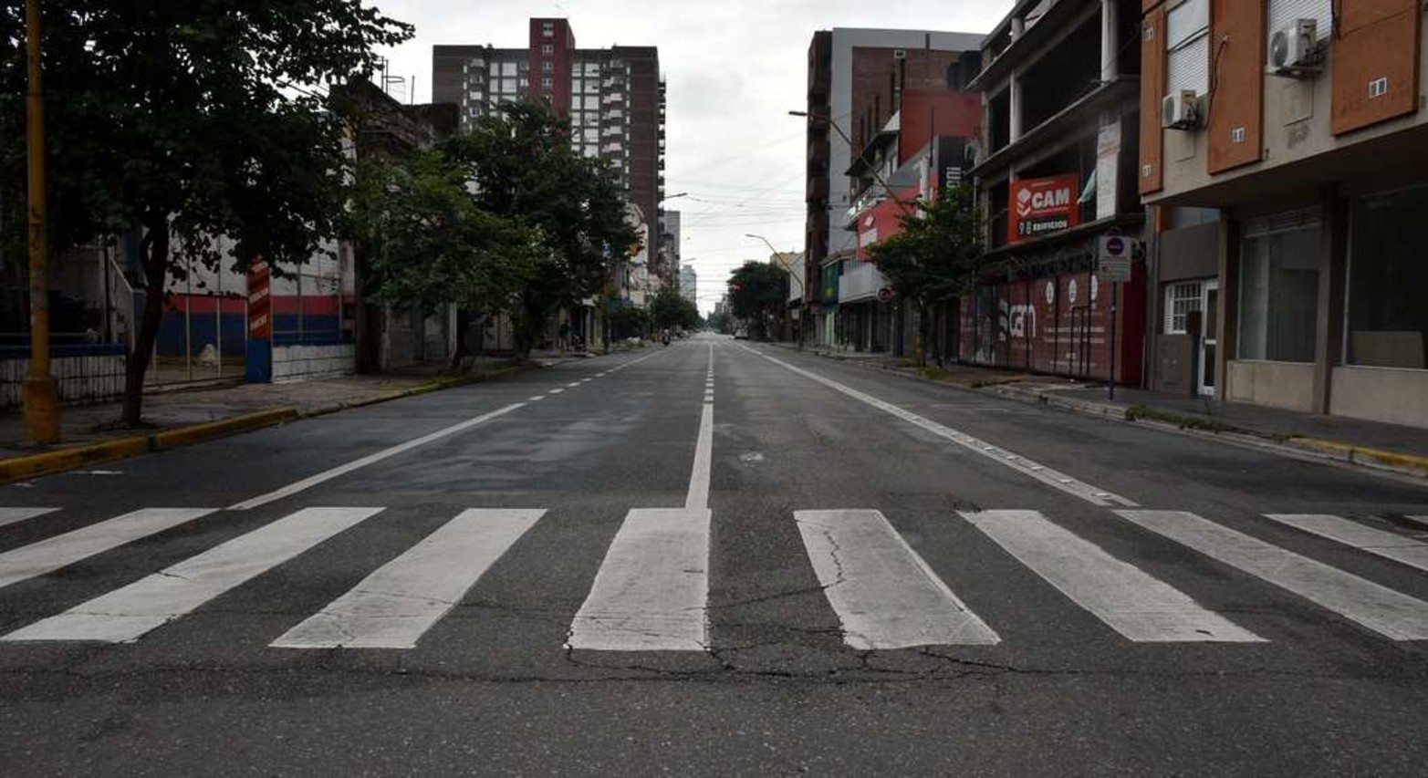 Rivadavia y Eva Perón hacia el norte. La troncal arteria de cuatro carriles vacía.