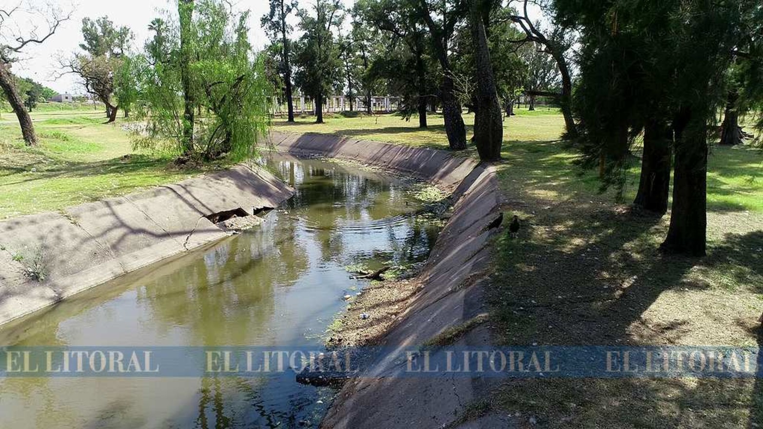En sectores el Parque Juan de Garay se ve afectado por la falta de mantenimiento municipal.
