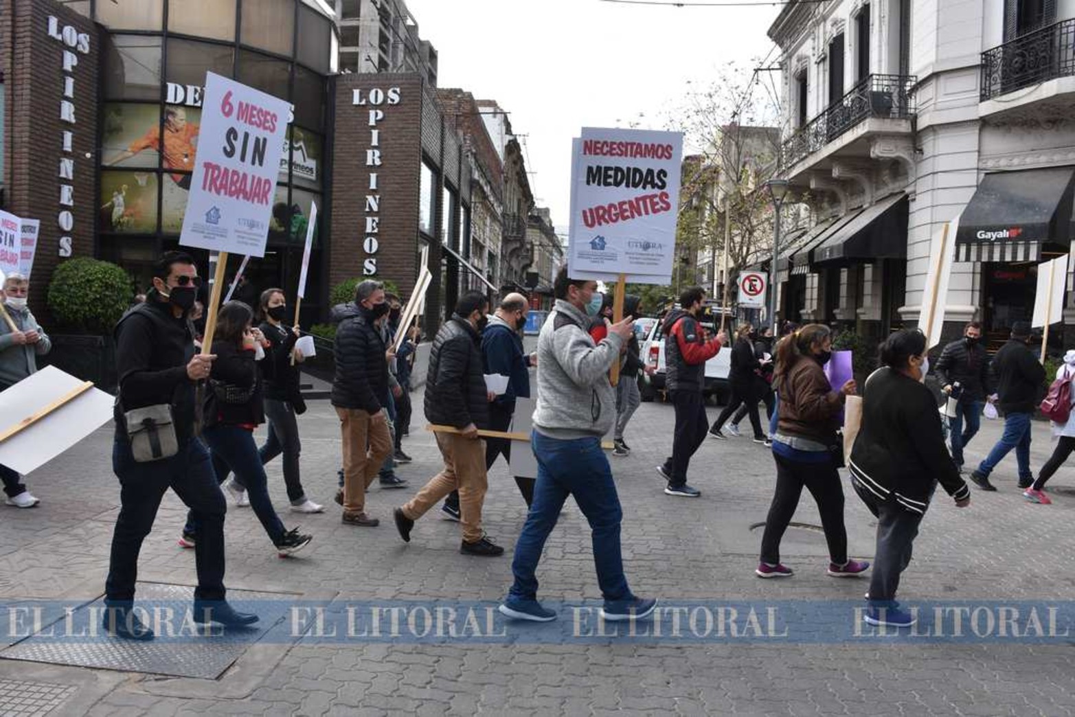 Los bares y hoteleros se movilizaron por la peatonal y llegaron hasta plaza 25 de mayo, frente a casa de gobierno. Entregaron un petitorio y armaron una mesa del dialogo. Siguen cerrados.