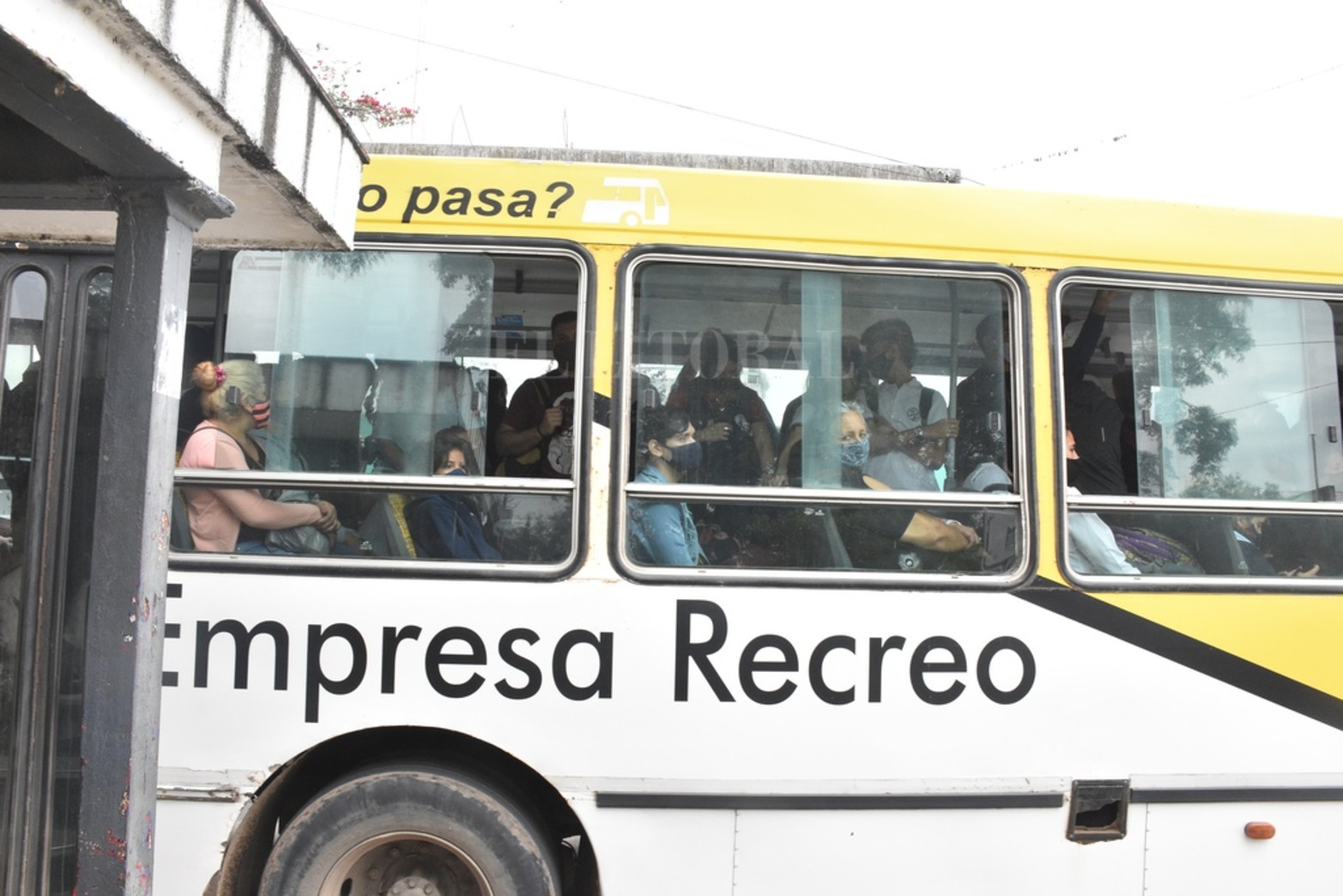 Repletos. Los colectivos en la franja horario de la salida de la escuela van con personas paradas.