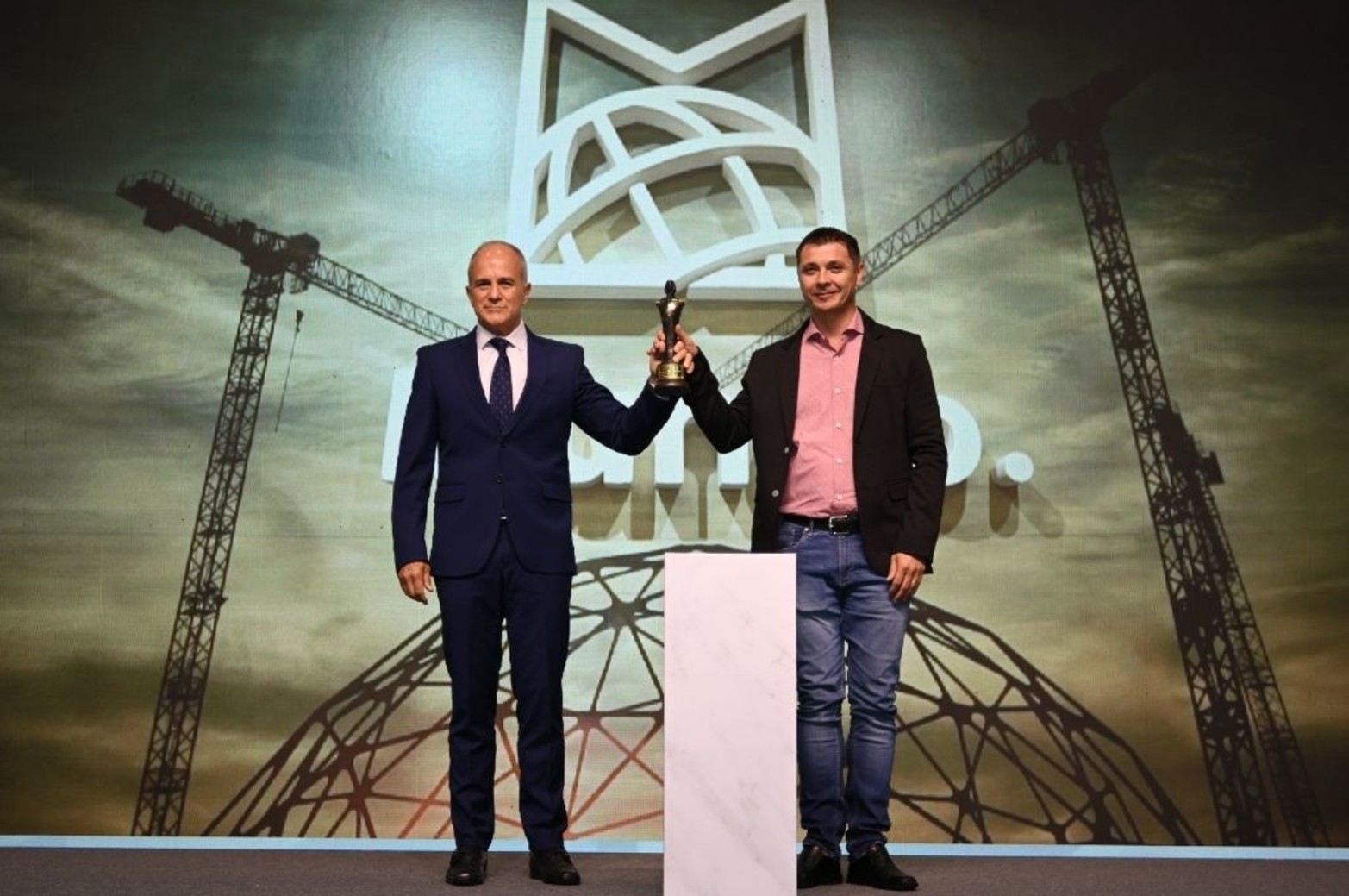 Renato Franzoni y Ricardo Alcaraz. Mundo Construcciones.