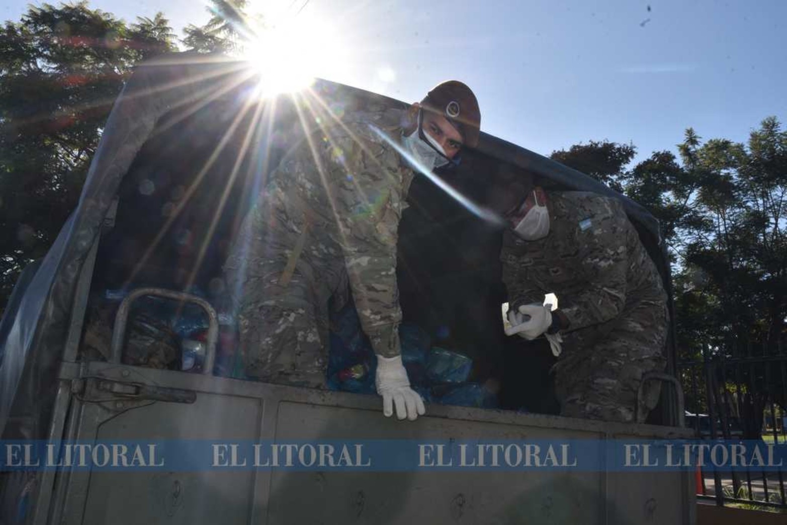 El Ejercito y el Ministerio de Desarrollo Social de la provincia entregó bolsones de comida y lavandina