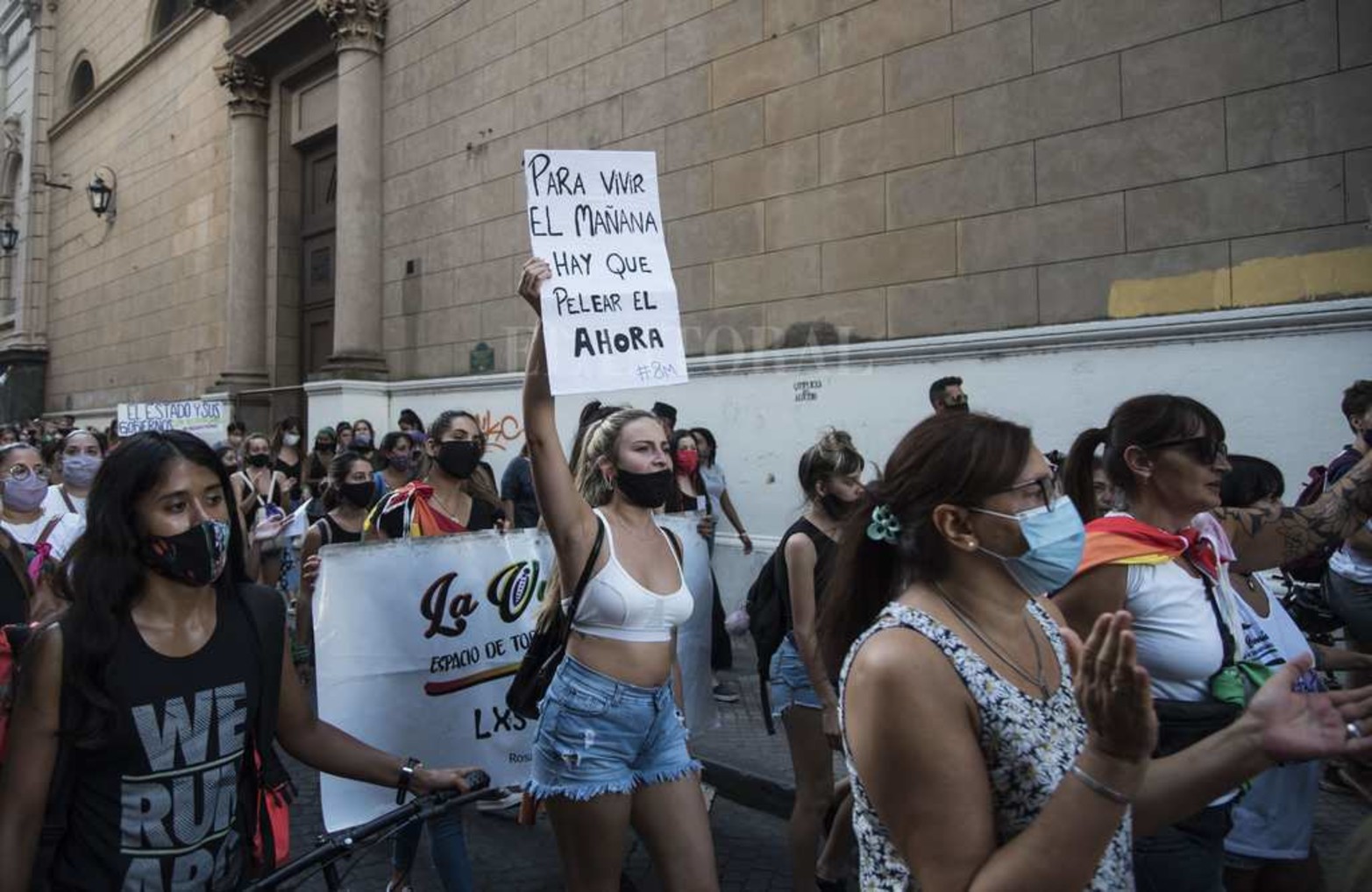 En Rosario, y con un fuerte pedido contra la violencia de género, la concentración de la tarde en plaza San Martín derivó en una masiva marcha de 5000 personas que desembocó en el Monumento a la Bandera.