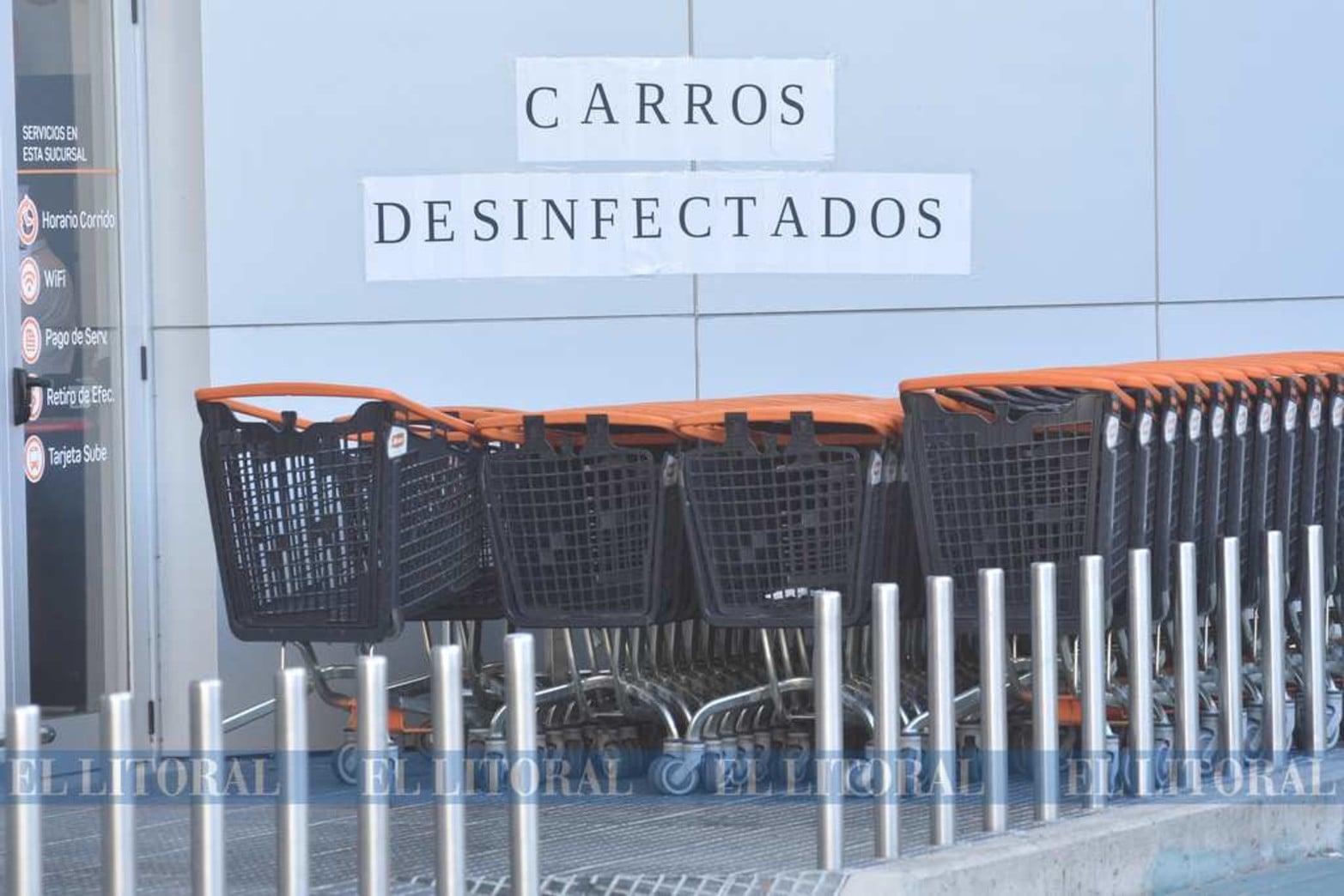 Orden en los carritos. Los supermercados de la ciudad establecieron medidas de higiene para los carros.