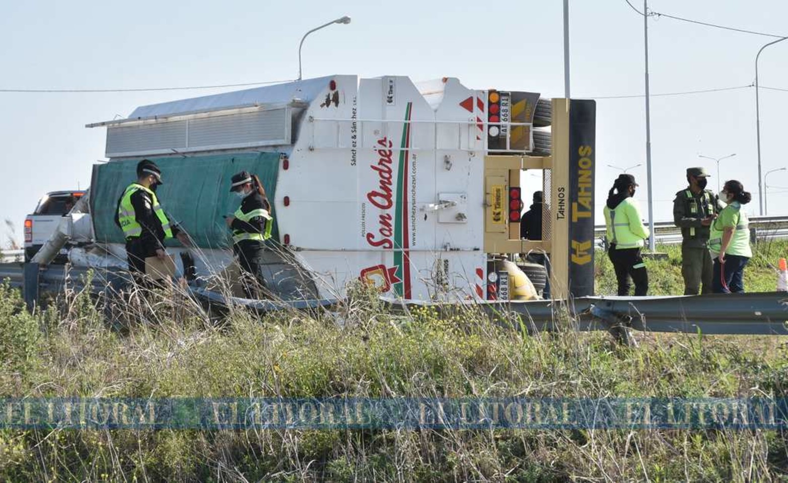El chofer salió ileso. El camión y acoplado que se utiliza para transportar alimentos balanceados para la avicultura, volcó en uno de los rulos que une la circunvalación Oeste y la ruta 70.