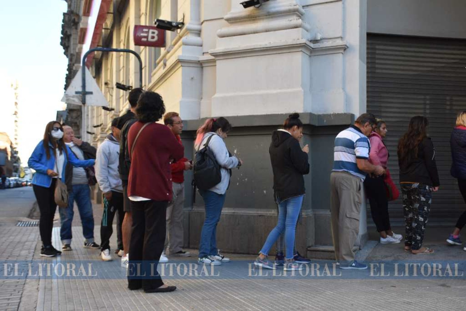 Cola en bancos para cobrar Asignaciones, Fondo de desempleo, jubilaciones y pensiones.