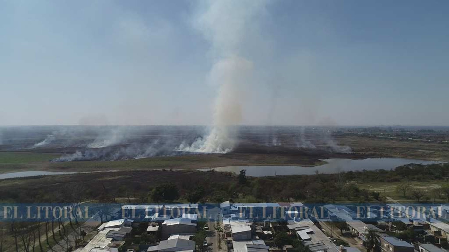 Desde el aire. El drone de El Litoral logró esta imagen con barrio El Pozo adelante.