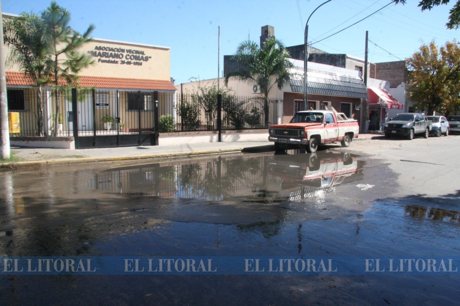 Los hundimientos en esta zona son frecuentes. Desde la década del 70, el socavón de Urquiza y Cándido Pujato viene 'derrumbando' cada intento de reparación y generando insistentes e históricos reclamos de los vecinos.