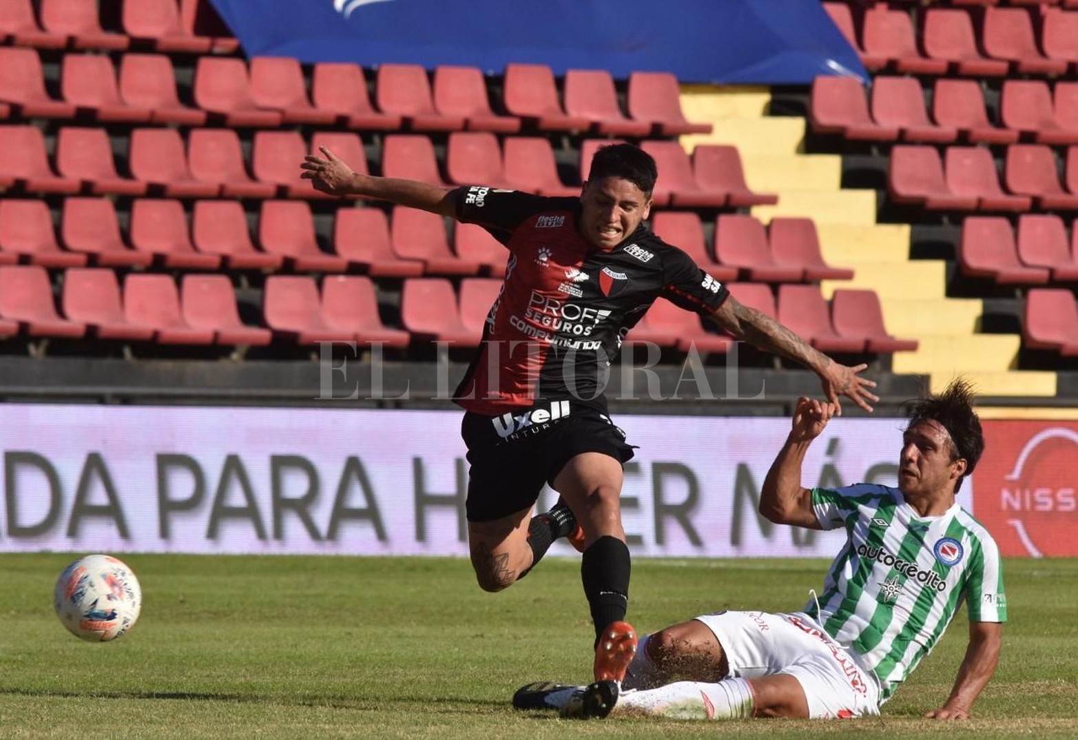 Colón empató 0 a 0 con Argentino y sigue invicto y puntero en el torneo de la liga profesional de fútbol.