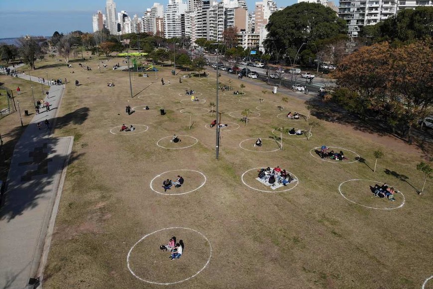 En Rosario, pintan círculos en los parques