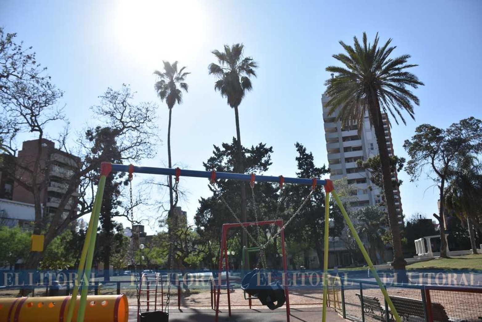 Los niños sin juegos en la plaza. Una de las franjas etarias que menos posibilidades tiene de salir son los mas chicos. ¿Hasta cuándo? ¿Hasta no tener mas virus?. Plaza Constituyentes.