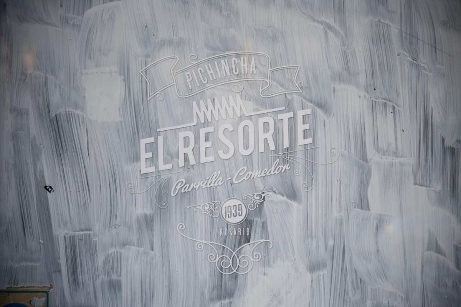 El Resorte en Pichincha...La zona del barrio creció en estos últimos años en la gastronomía. Sigue con sus ventanas pintadas de blanco.