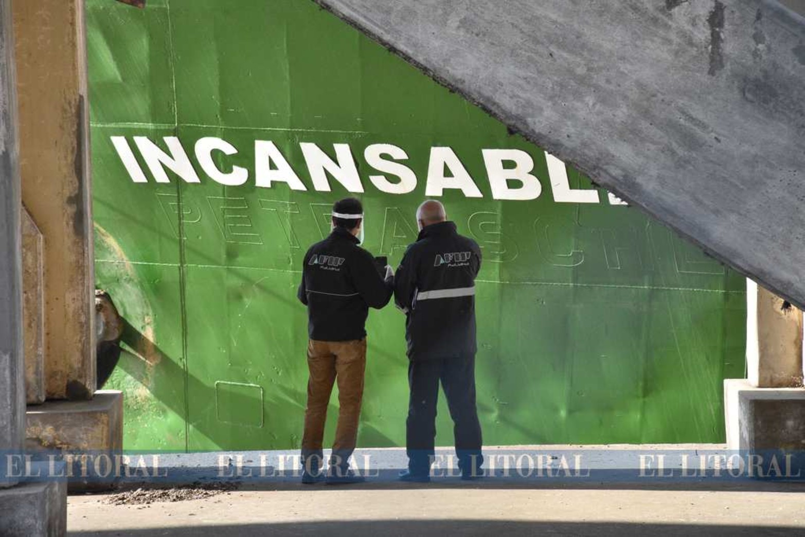 Maíz partido...Con destino a Montevideo, un barco volvió a ingresar al puerto de Santa Fe después de cinco años.