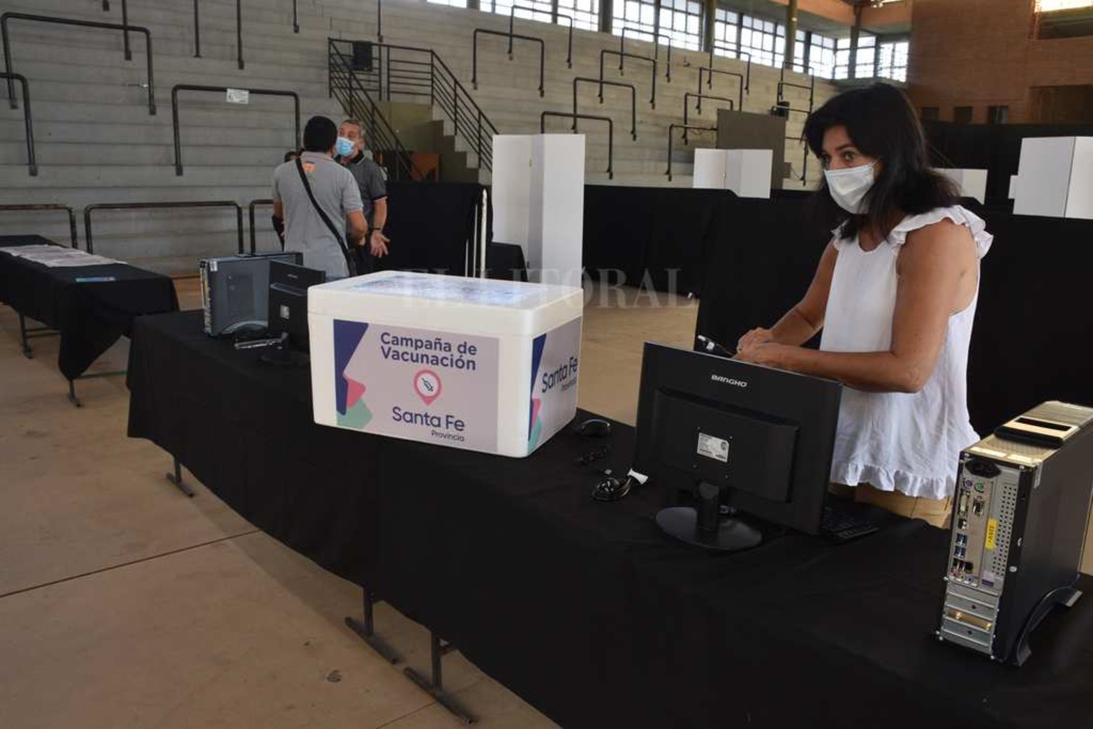 El lugar que suele utilizar el Ministerio de Educación para otorgar las titularizaciones docentes, se montó para la vacunación a los docentes. Es el Centro de Educación Física, ubicado en avenida Galicia y Las Heras.