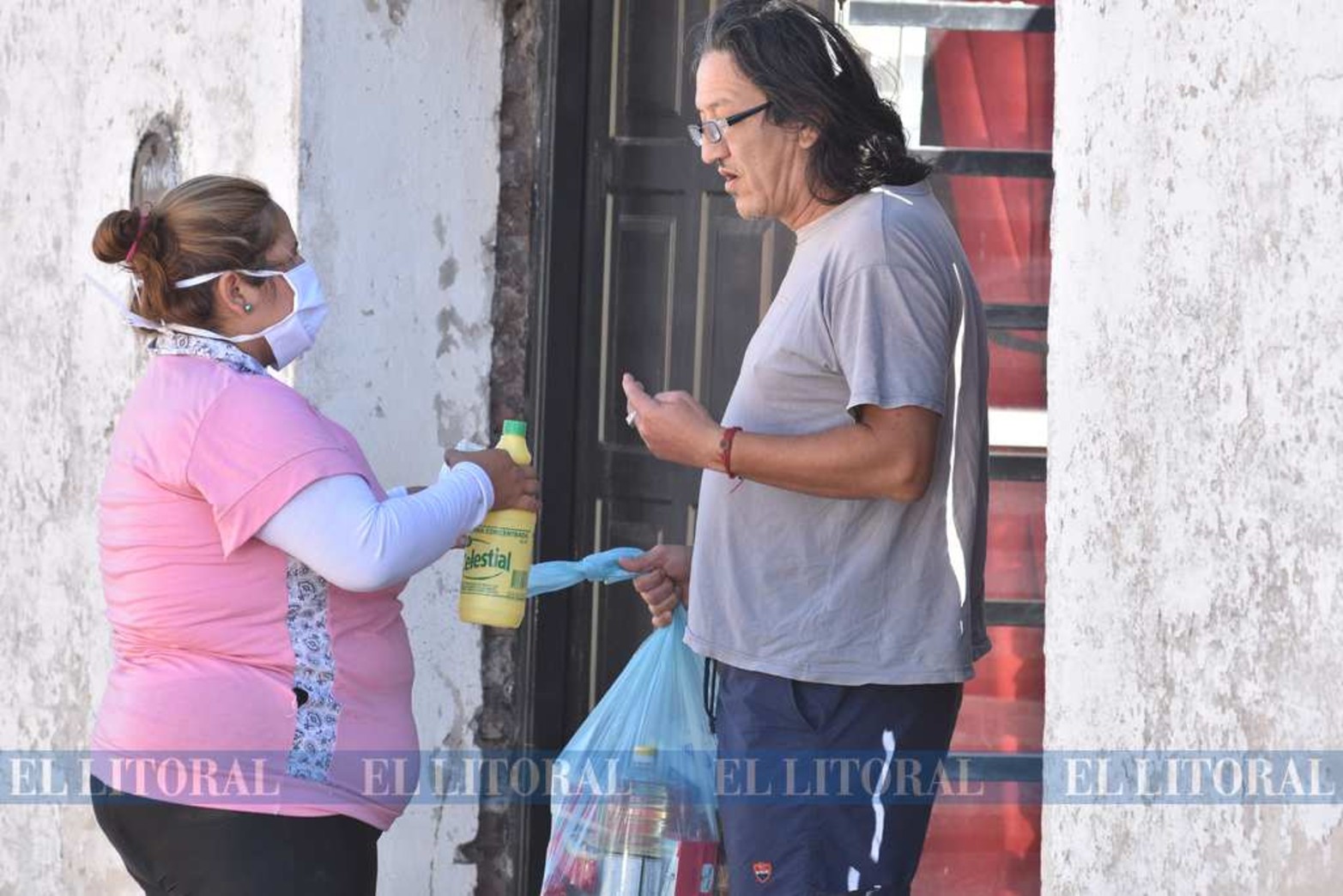 El Ejercito y el Ministerio de Desarrollo Social de la provincia entregó bolsones de comida y lavandina
