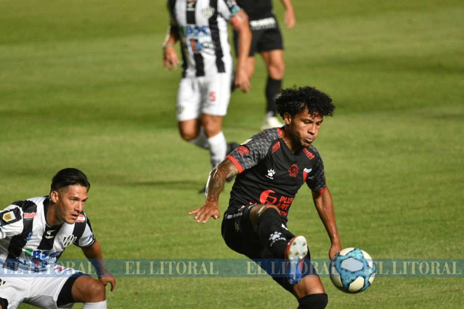 Escenas del encuentro entre Colón y Central Córdoba de Santiago del Estero.