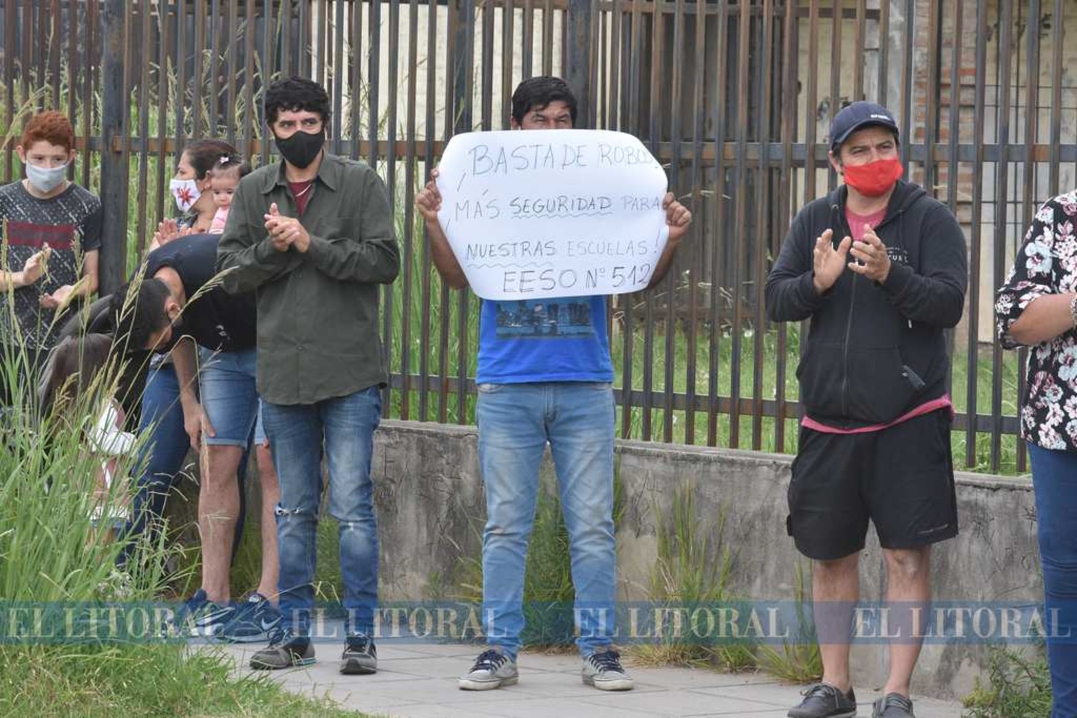 Cansados y sin respuestas. Seis robos en este año, dos en una semana. Alumnos, ex alumnos, padres, madres, docentes, no docentes y vecinos de la Escuela 111 Luis Borruat salieron a protestar para visibilizar el problema.