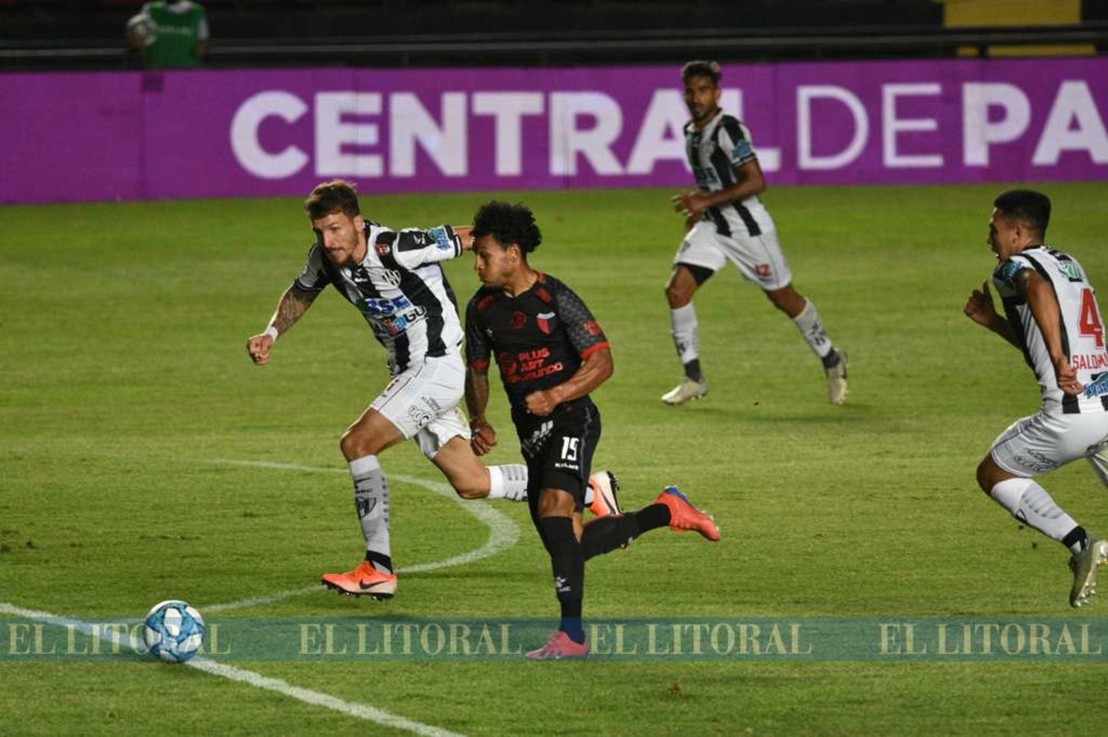 La jugada del primer tiempo de Bernardi que pegó en el travesaño y se fue afuera la pelota.