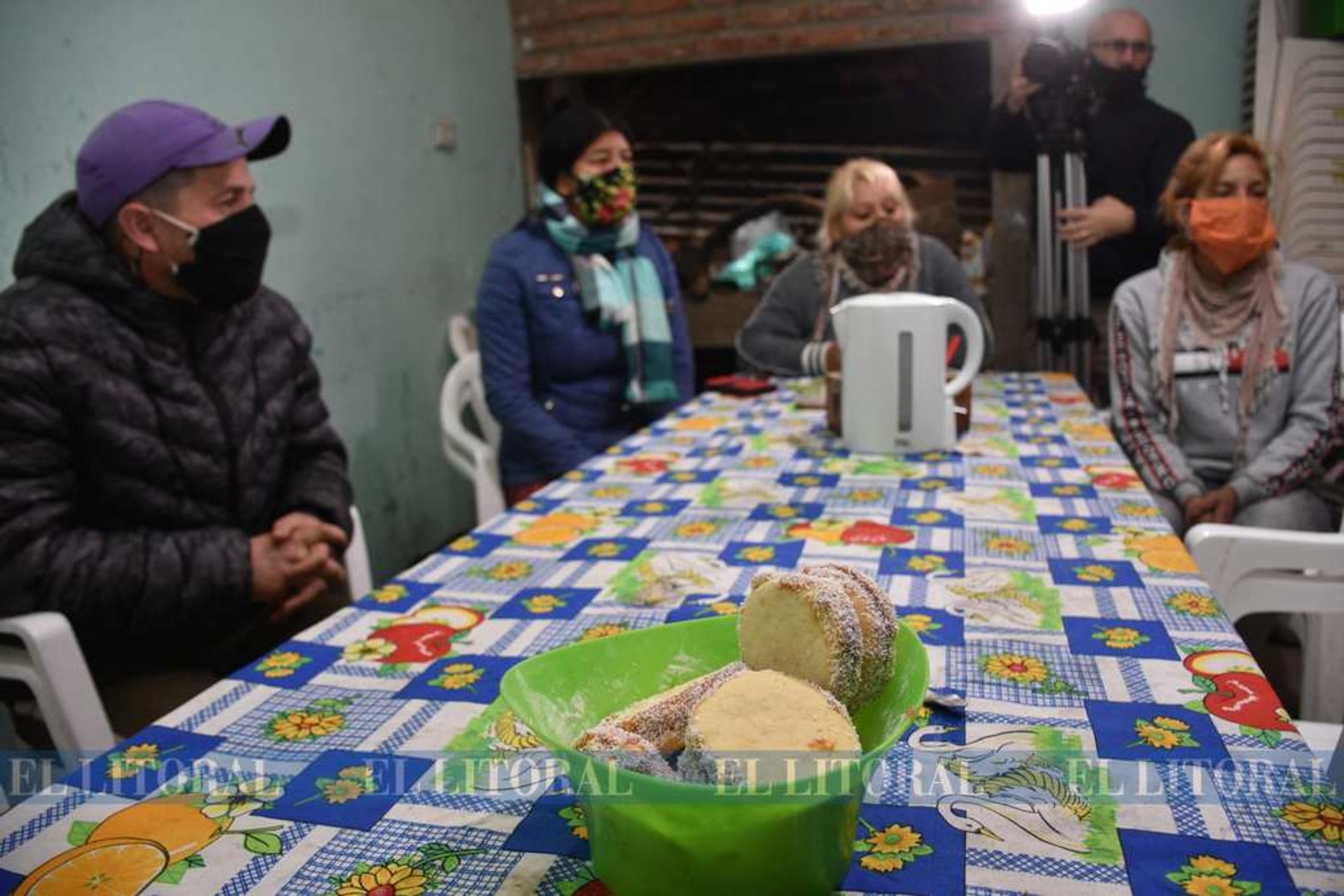 Todos los sábados, junto a un grupo de colaboradores, le dan la leche y un plato de comida caliente a 240 personas. Claro que hay excepciones: no todos los sábados hay para cocinar.