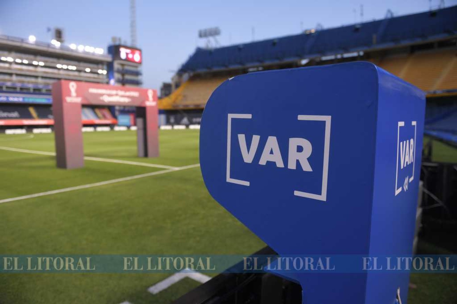 EL VAR, anuló un gol de Argentina. Cobró una falta cuando el equipo local recuperó la pelota. El tanto fue cobrado y a los pocos minutos anulado.