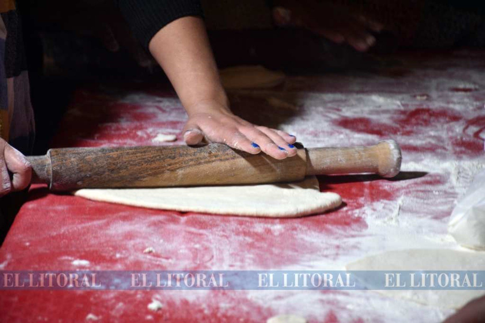 Harina sal y agua. Las tortas fritas son parte de la merienda en el Club Deportivo Gambeta.